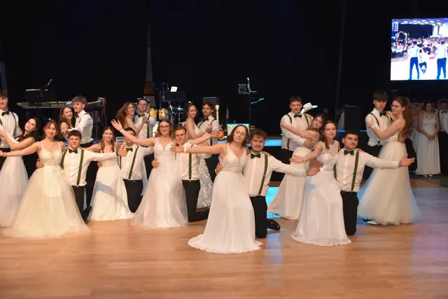 "Voll am Prüfstand" waren die Gastgeberinnen und Gastgeber auch bei ihrer Polonaise. | Foto: MeinBezirk/Michael Strini