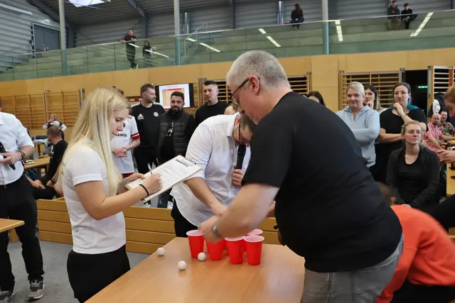 Maja Jakubzig und Thomas Mosler waren die Juroren. Hier werden die Treffer der Tischtennis-Bälle gezählt.  | Foto: Edith Ertl
