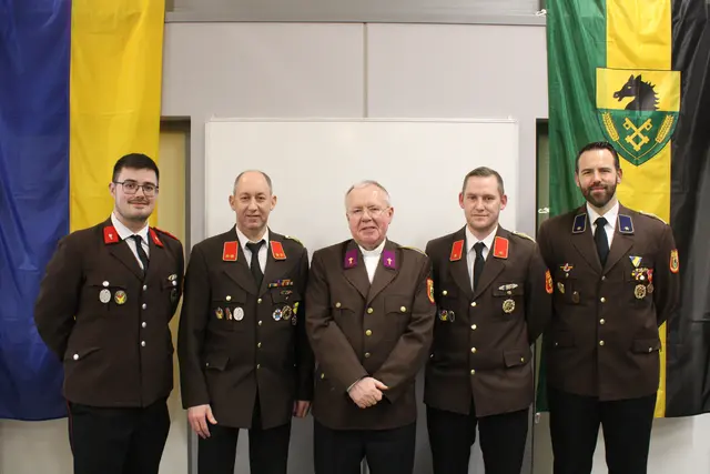 Bei der Mitgliederversammlung im Jänner wurde mit Peter Piechura (Bildmitte) erstmals ein Feuerwehrkurat offiziell in den Dienst der Feuerwehr Lassee gestellt. | Foto: FF Lassee