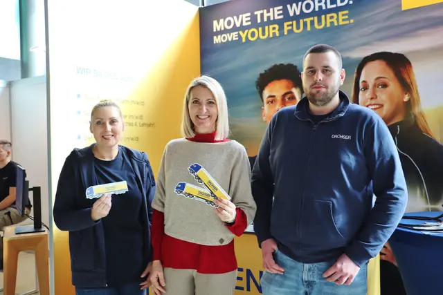 Sandra Haring, Leiterin der Lehrlingsausbildung von Dachser Logistics Wundschuh mit Bgm. Barbara Walch (Bildmitte)  und Razvan, Lehrling im 2. LJ zum Berufskraftfahrer. Dachser sucht 8 Lehrlinge. | Foto: Edith Ertl