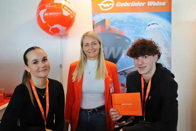 Lehrlingsausbilderin Ivonne Lammer von Gebrüder Weiss mit Hannah, Spedidionskauffrau im 3. LJ und David, 2. LJ.  Lehrlinge werden unabhängig von der Jahreszeit aufgenommen.  | Foto: Edith Ertl