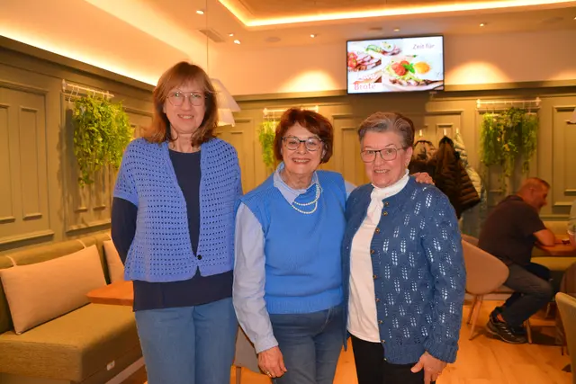 Die Teilnehmerinnen des Stricktreffs inspirieren sich gegenseitig, helfen einander und präsentieren stolz ihre fertigen Stücke. | Foto: Rosenberger Victoria