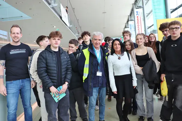 Der Flughafen bot als Rahmenprogramm zur Messe Führungen mit spannenden Einblicken an. Hier die PTS Hitzendorf mit PTS-Lehrer Gernot Pleyer und Flughafen-Guide Hannes Portugaller | Foto: Edith Ertl