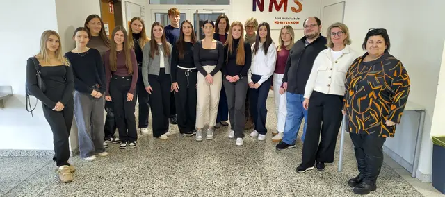 Schülerinnen und Schüler der HAK OP mit Fachlehrer Lukas Herold, Prof. Dagmar Kraly-Stinakovits und MS-Dir. Eva Reumann, im Hintergrund Prof. Irene Redlbacher und Prof. Beate Heinrich | Foto: HAK/HAS OP