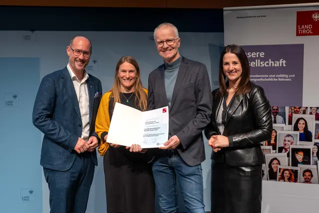 Die Urkunden mit der Auszeichnung wurden von LR Astrid Mair (re.) und Wirtschafts-LR Mario Gerber (li.) an Roman Polak und Angelika Polak-Pollhammer im Landhaus verliehen. | Foto: Land Tirol/Jovanovic