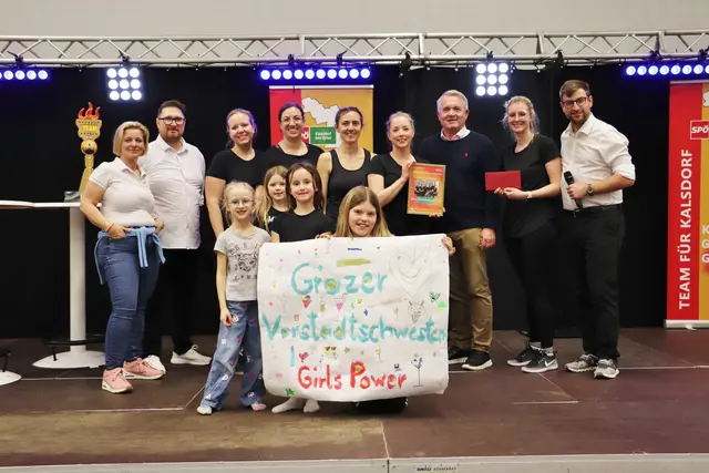 Die Grazer Vorstadtschwestern führten lange das Ranking an. Dann verloren die Damen mit der Frisbee-Scheibe Punkte - Platz 2 und tosender Applaus. | Foto: Edith Ertl