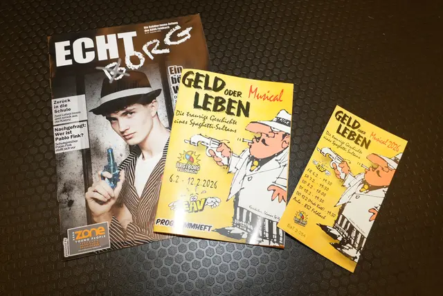 Programmheft des Musicals „Geld oder Leben“ und die aktuelle Schülerzeitung des BORG Feldbach.
 | Foto: Nicole Schawill