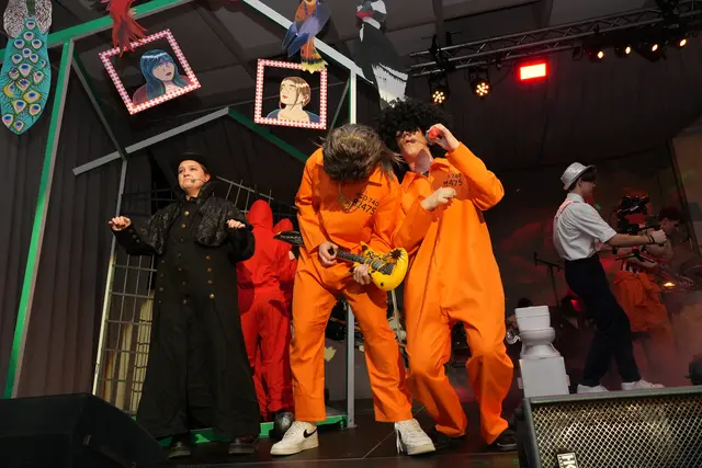 Tobias Hartinger "Herr Maier" und Nikolaus Pristauz "Karli" würgen auf der Bühne die Gitarre.
 | Foto: Nicole Schawill
