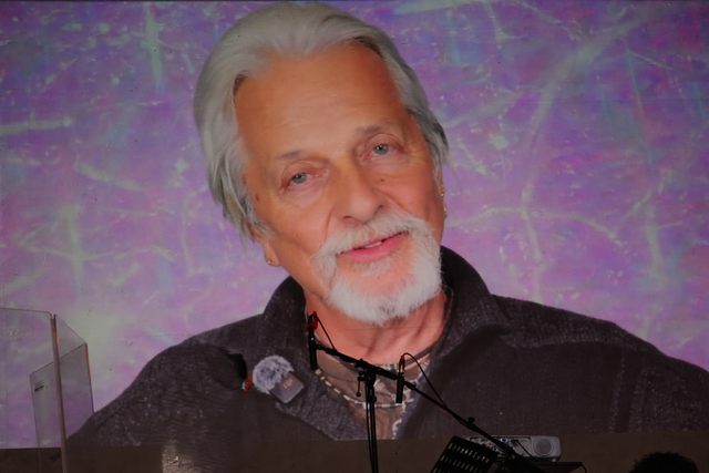 Thomas Spitzer, Mastermind der EAV, ist per Video Teil der Inszenierung.
 | Foto: Nicole Schawill