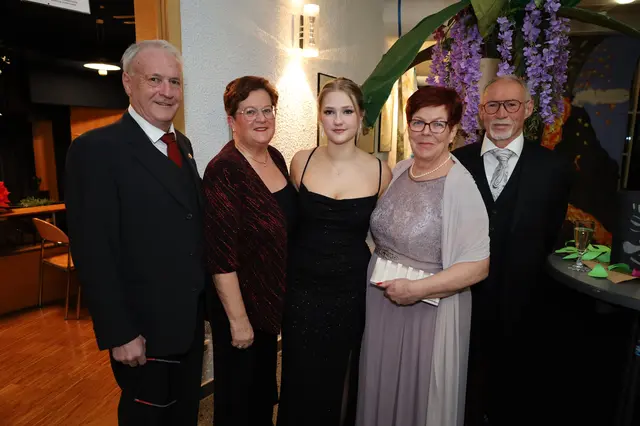 Die Familien Viehoff und Beham gehen jedes Jahr auf den ÖTB Turnerball. | Foto: Markus Bäumler/zema-medien.de