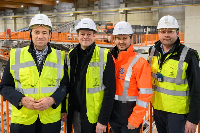 Von links: Harald Hauke (Vorstandssprecher ARA AG), Landesrat Stefan Kaineder (Die Grünen), Kurt Bernegger (Geschäftsleitung Bernegger GmbH) und Jürgen Secklehner (Geschäftsführer TriPlast GmbH). | Foto: FOTOKERSCHI / WERNER KERSCHBAUMMAYR