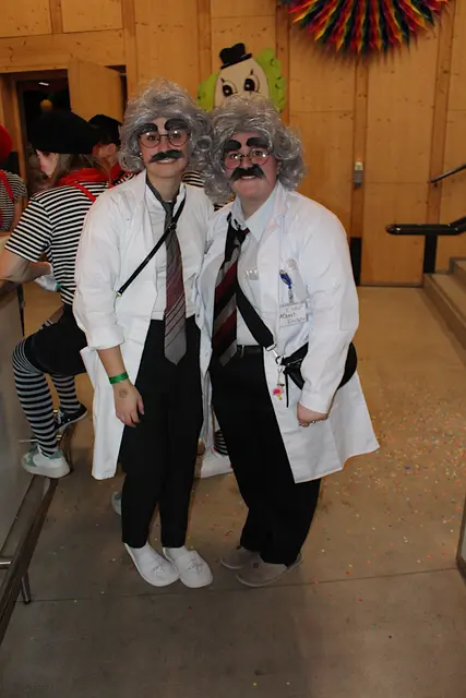 Viktoria und Lena als Einstein