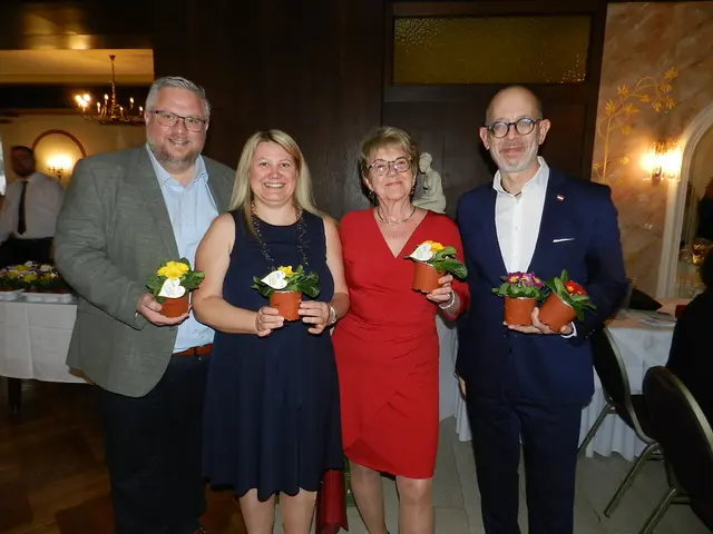 Bgm Michael Göschelbauer, GRin Bernadette Beaumont,  Elisabeth Kurzbauer-Horath, Vizebg
Daniel Kosak überreichten den Damen Frühlingsgrüsse | Foto: Heribert Punz