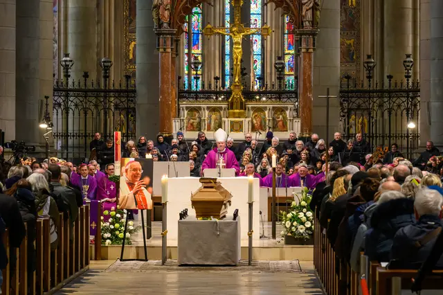 Tausende Menschen nahmen im Linzer Mariendom Abschied von Altbischof Maximilian Aichern. | Foto: WERNER KERSCHBAUMMAYR