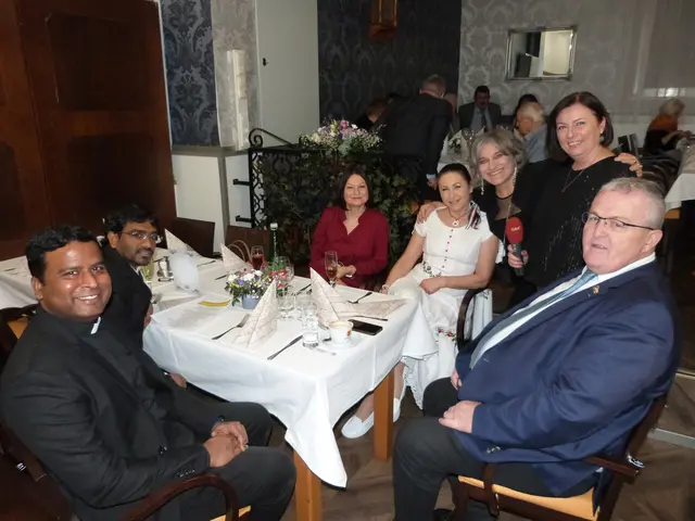 Festliche Eröffnung: Eleganz und Tradition bestimmten den Ungarischen Ball im Gasthaus Domschitz in Oberpullendorf. Auch Pater John und P. Prem Kumar Sebastian waren vor Ort.