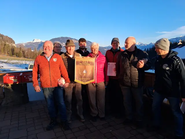 Rang 4 ESV Erpfendorf 2, Anton Oberleitner, Johann Resinger, Anton Inwinkl und Michael Nothegger mit den Gratulanten vl Andi Aberger, Robert Steger, Elisabeth Nessler und Josef Lackner.