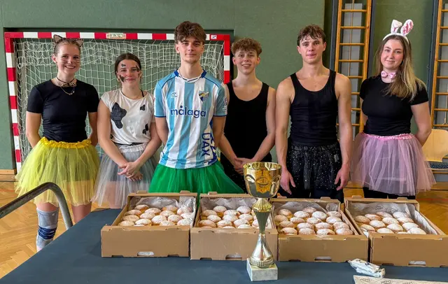 Die Stars der HLW Spittal.
Gewinnerteam des diesjährigen Volleyball Semesterturniers im Schulzentrum der Zernattostraße 2.

Mit großen Stolz gratuliert Direkor Adolf Lackner dem Gewinnerteam der 4AHW.

v.l.n.r. Juliana Eichholzer, Sarah Großegger, Alexander Bruckmüller, Josef Gfrerer, Florian van der Haven (3amw) und Lena Roth. ;) | Foto: (c) hlwspittal 2026 Medienteam / Krämmer 2026