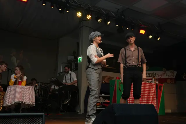 In ihren Rollen als Mira und Gino stehen Magdalena Krammer und Niklas Mohr gemeinsam auf der Bühne.
 | Foto: Nicole Schawill