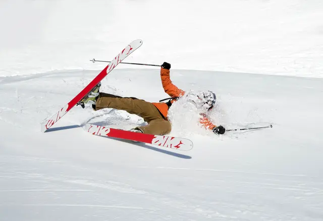 Ein 16-jähriger Skifahrer aus Luxemburg wurde in Söll von der Piste abgedrängt, wodurch es zum Unfall kam.  | Foto: Adobe Stock / Symbolbild