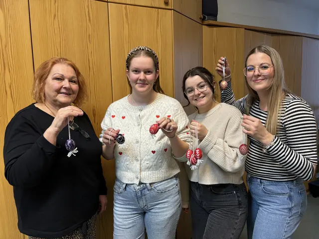 Stolz präsentierten die Teilnehmerinnen Irene, Vanessa, Kerstin und Janine ihre Werke.  | Foto: MeinBezirk/Barbara Babonitsch-Diewald