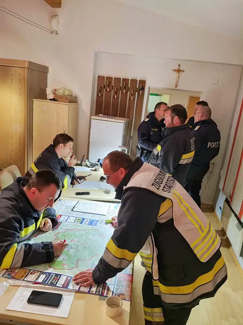 Die Einsatzleitung wurde im Feuerwehrhaus Neumarkt im Tauchental eingerichtet. Von dort aus erfolgte die Koordination der Suchmaßnahmen.  | Foto: FF Goberling