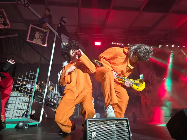 Tobias Hartinger "Herr Maier" und Nikolaus Pristauz "Karli" würgen auf der Bühne die Gitarre.
 | Foto: Nicole Schawill