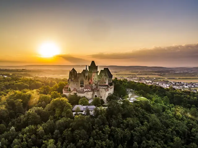 Die Burg Kreuzenstein ist immer einen Besuch wert – auch für Kinder gibt es hier viel zu entdecken. | Foto: Weinstraße Weinviertel/Robert Herbst