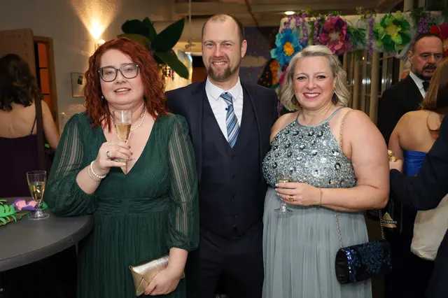 Kathrin, Thomas und Tanja trinken auf einen perfekten Ballabend. | Foto: Markus Bäumler/zema-medien.de