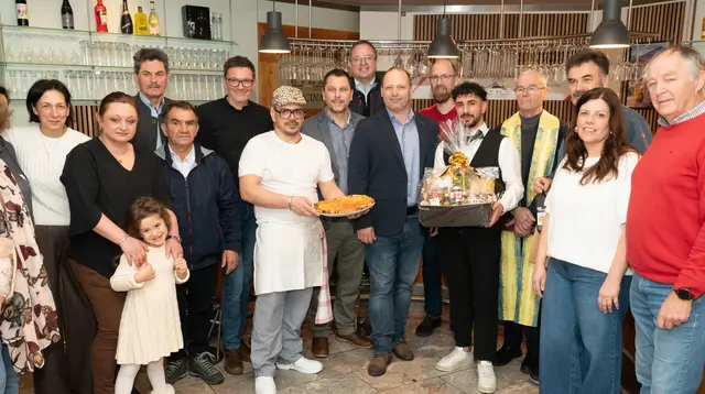 Zahlreiche Gäste gratulierten den Gastronomen Carmelo Lombardo und Simone Lombardo zu ihrer neuen Pizzeria, Dechant Ivan Olip führte die feierliche Segnung in drei Sprachen durch. | Foto: Damijan Smrečnik