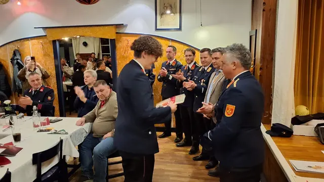 Raphael Sicher bekam den Dienstgrad „Löschmeister in Funktion“ als Funkbeauftragter sowie die Funktion des Feuerwehrsanitäters verliehen. | Foto: FF St. Georgen am Weinberg
