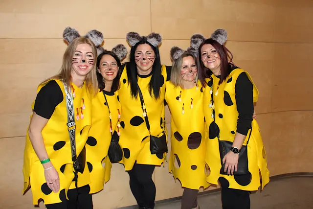 Silvia, Kathi, Elke, Moni und Moni als Käsemäuser