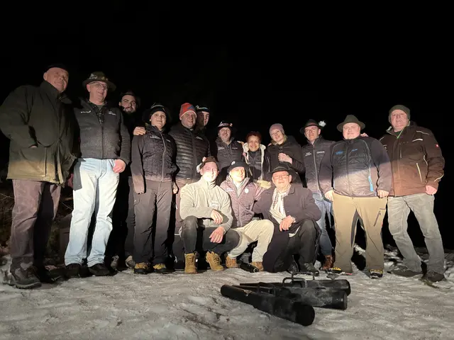 Mit lauten Böllerschüssen um 6.00 Uhr früh kündigten die Rietzer den großen Fasnachtstag an – „Auf geaht’s!" Im Bild Die Böller-Mannschaft mit Laniger und Laniger Gotln in ihrer Mitte und mit Rietzer Fasnachts-Obmann Hannes Egger (re.) und sein Stellvertreter Walter Perkhofer (sitzend rechts). | Foto: © Georg Larcher / MeinBezirk