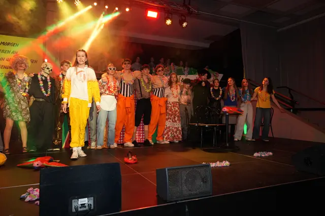 Gemeinsamer Bühnenmoment mit einem Teil des Ensembles.
 | Foto: Nicole Schawill