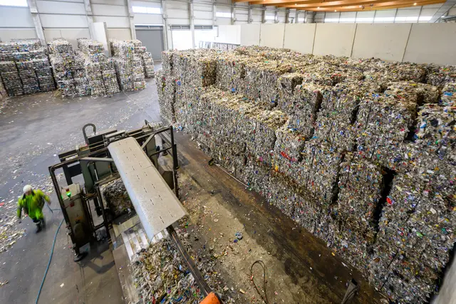 So verlassen die sortierten Verpackungsabfälle die Anlage. | Foto: FOTOKERSCHI / WERNER KERSCHBAUMMAYR