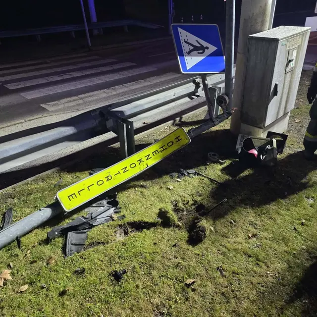 Unterhalb des Thermen-Express passierte der Unfall, auch das Schild mit der Höhenkontrolle uwrde umgestoßen. | Foto: FF Köflach