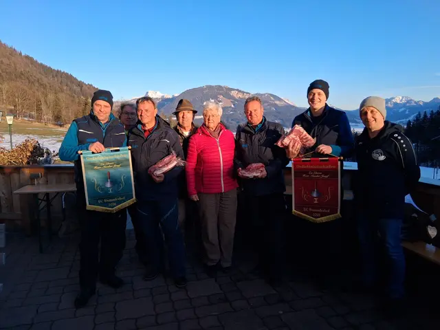 Rang 1 und 2 EC Brixen 1;Team; Rupert Strasser, Andreas Kofler, Hans Gartner und Luggi Schipflinger mit den Offiziellen; Andi Aberger, Sportreferent Robert Steger, Elisabeth Nessler und Josef Lackner