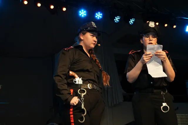 Szenische Pointe mit Augenzwinkern und spürbarem Gelächter im Saal. | Foto: Nicole Schawill