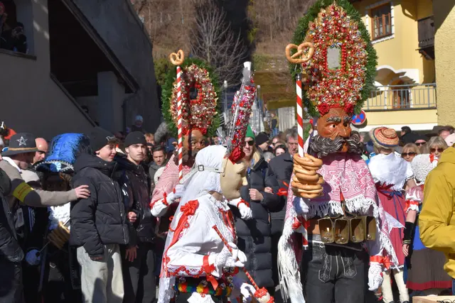 Roller und Scheller sind auch in der Buabefasnacht die Hauptmasken. | Foto: Perktold