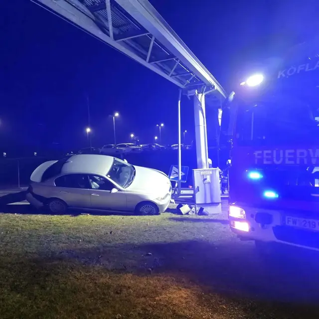 Ein Fahrzeug krechte unterhalb des "Thermen-Express" in die Leitschiene. | Foto: FF Köflach