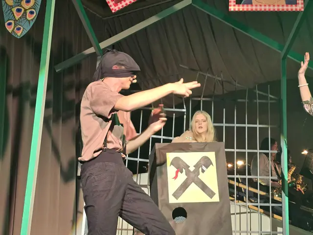 Szenische Umsetzung des EAV-Hits „Banküberfall“ – Niklas Mohr überzeugt als Gino mit starker Bühnenpräsenz. | Foto: Nicole Schawill