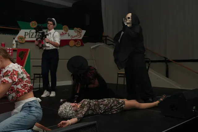 Lorelei Herzog als der Tod in einer Szene der Aufführung.
 | Foto: Nicole Schawill