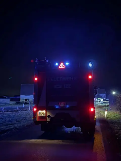 Nächtlicher Einsatz mehrerer Feuerwehren in Neudorf bei Mooskirchen nach einem Fahrzeugüberschlag | Foto: FF Hallersdorf