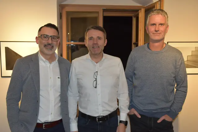Alexander Saloukeh, Hannes Loichtl und Andreas Teufner genossen im Dreierpack die Kulturlandschaft in der Galerie | Foto: Michaela Müller