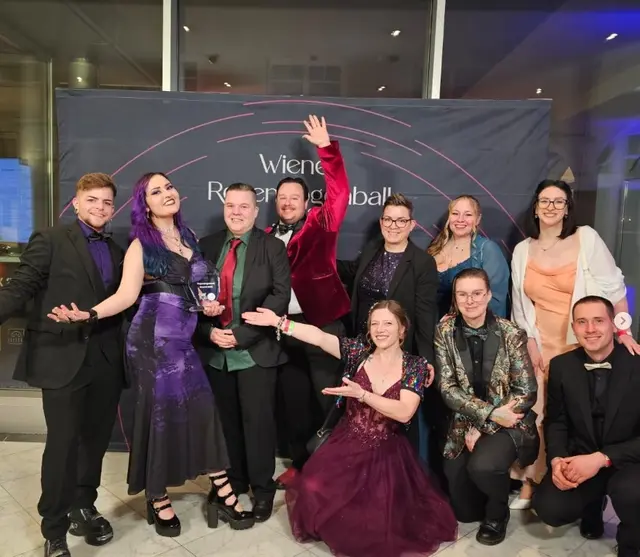 Eine Abordnung des Vereins St. Pride, darunter Obmensch Oskar Beneder (4.v.l.) feierten den Sieg des Projektes "QueerSpace" am Regenbogenball. | Foto: St. Pride
