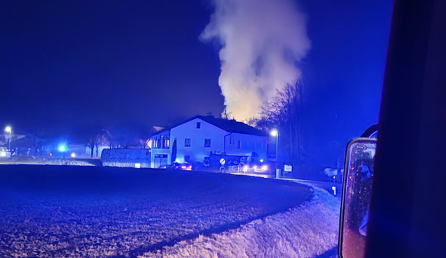 Auch rund 24 Stunden nach dem verheerenden Großbrand auf einem Bauernhof in Großburgstall stehen Feuerwehrkräfte weiterhin im Einsatz. | Foto: Feuerwehr