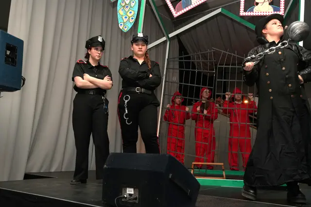 Als Carabinieri und Kerkermeisterin stehen Aurelie Pint, Kimberly Posch und Danielle Rädler auf der Bühne.
 | Foto: Nicole Schawill