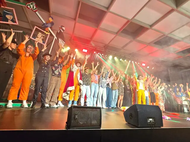 Viele Schülerinnen und Schüler prägen gemeinsam das Bühnenbild der Aufführung.
 | Foto: Nicole Schawill