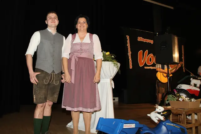 Nach der Begrüßung und Eröffnung des Balles: Landjugendleiter Thomas Wahlmüller und Ortsbäuerin Marianne Greinöcker