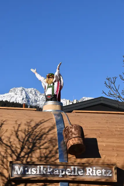 Eine grandiose Wiederauferstehung der Fasnacht feierten die Rietzer am Sonntag. Die Musikkapelle bot bei Kaiserwetter eine Aufführungs-Premiere und ließ sogar den Schnaps-Geist aufsteigen. | Foto: © Georg Larcher / MeinBezirk