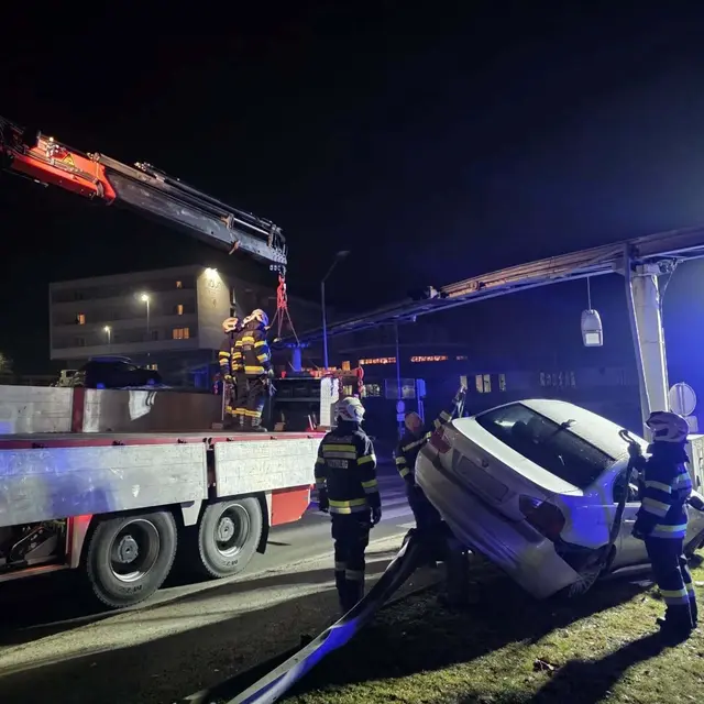 Mit Hilfe eines Krans wurde das beschädigte Fahrzeug geborgen. | Foto: FF Köflach
